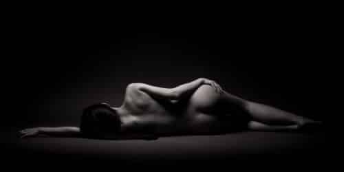 liegender Akt low-key