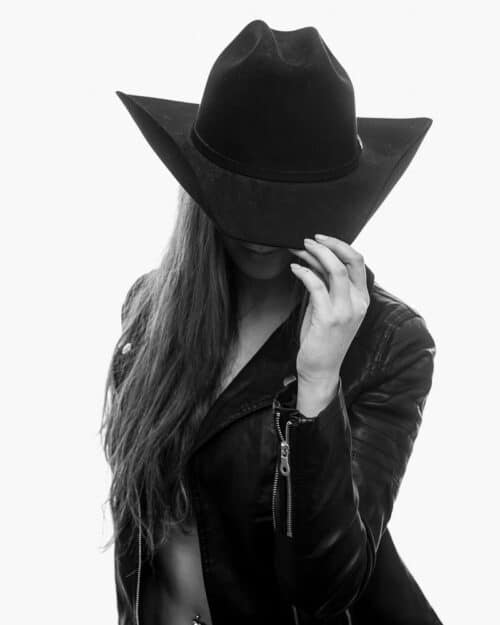 Frau mit Cowboyhut im Fotostudio