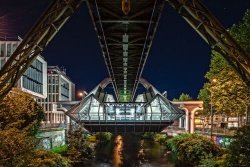 Schwebebahnhaltestelle Ohligs Mühle bei Nacht