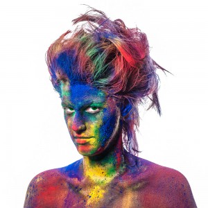 Frau mit bunten Farben im Gesicht im Fotostudio