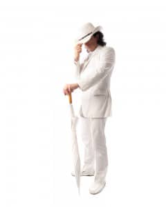 Mann im weißen Anzug im Fotostudio