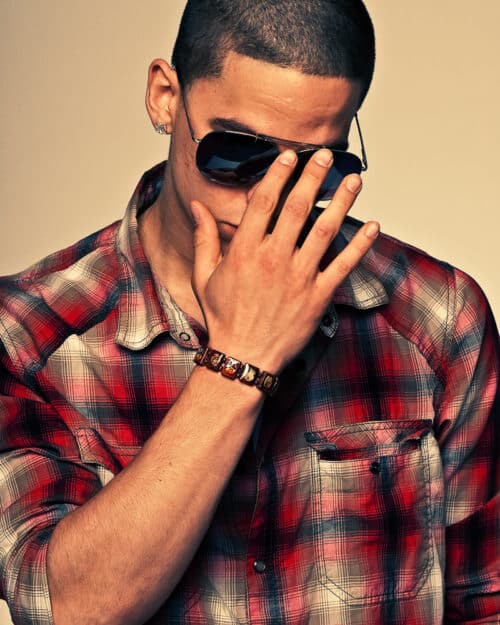 Mann mit Sonnenbrille im Fotostudio