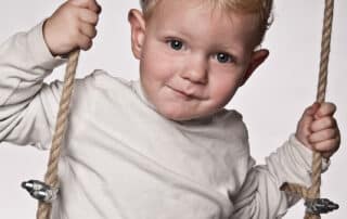 Familie-08 Kind auf der Schaukel