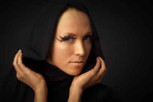 Frau mit Gold geschminkt