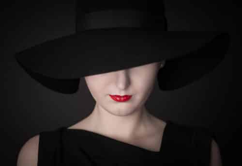 Frau mit Hut Fashion im Fotostudio