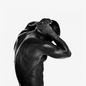 dunkelhäutiger Mann vor weißem Hintergrund im Fotostudio