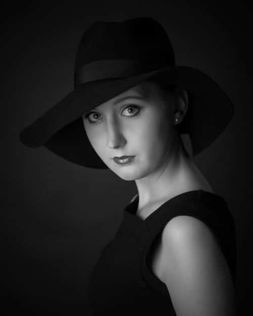 Portrait einer Frau mit Hut in schwarz-weiß im Fotostudio