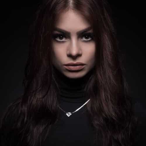 Portrait einer Frau im Fotostudio