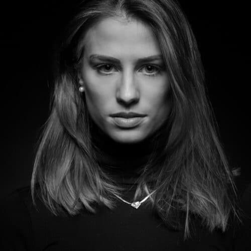 s/w-Portrait einer Frau im Studio