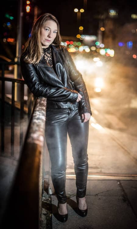 Portrait einer Frau in Wuppertal bei Nacht