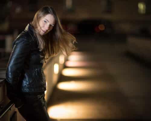 Portrait einer Frau in Wuppertal bei Nacht
