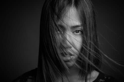 S/W portrait einer Frau im Fotostudio