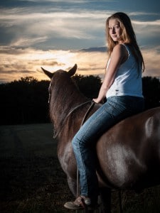 Portrait einer Reiterin mit Pferd