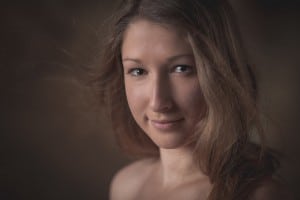 Portrait einer Frau im Fotostudio