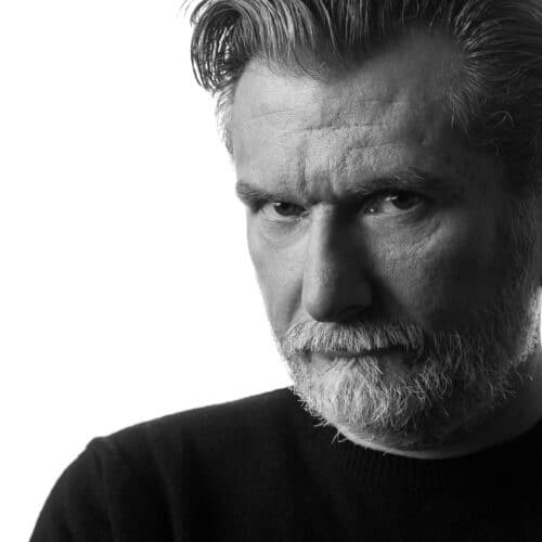 S/W Portrait eines Mannes im Fotostudio