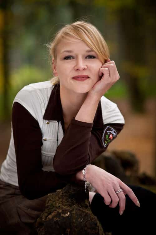 Portrait einer Frau im Wald