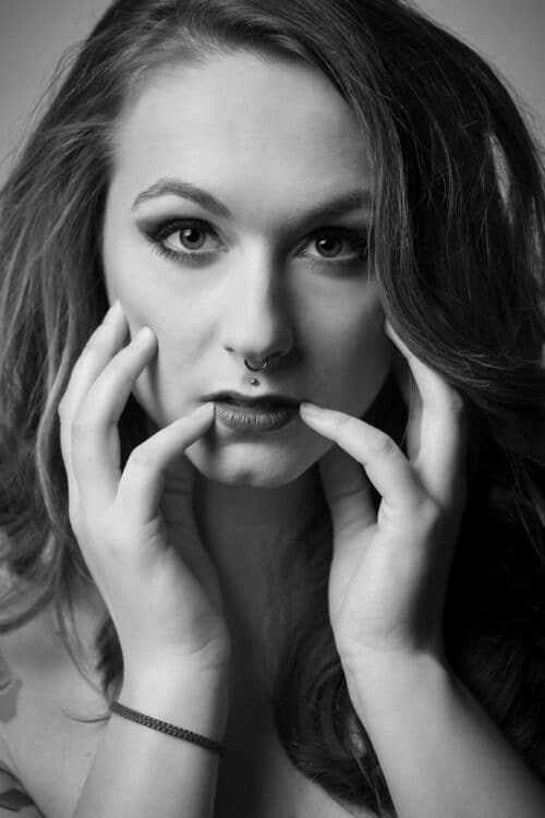 S/W-Beauty-Portrait einer Frau im Fotostudio