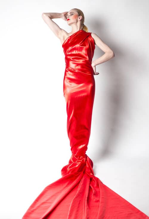 Frau im roten Satin im Fotostudio