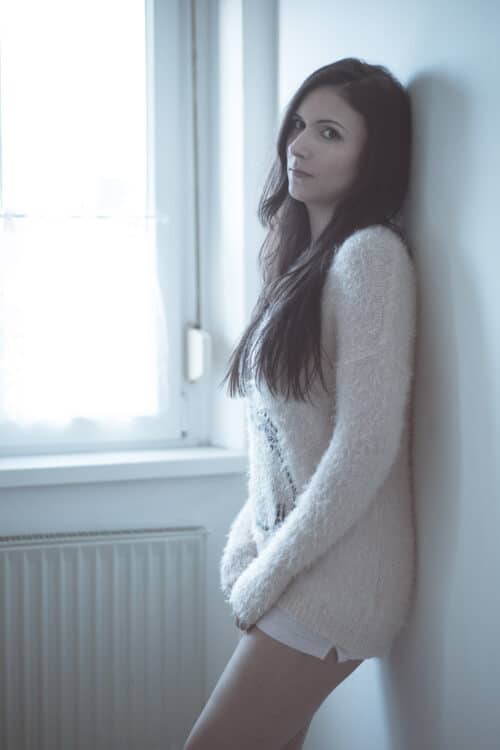 Portrait an der Wand am Fenster