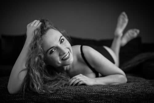 Frau in Dessous auf Couch