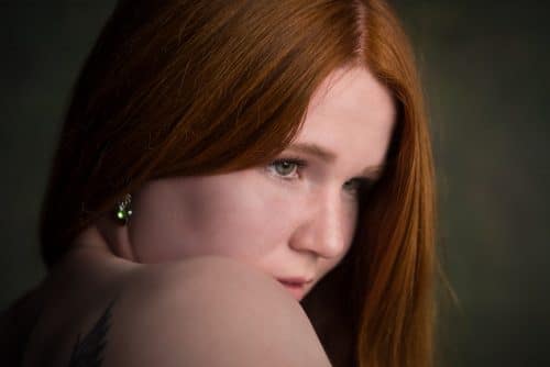 Portrait einer Frau mit roten Haaren im Fotostudio