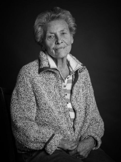 Schwarz-weiss Portraitfoto von einer älteren Dame im Fotostudio