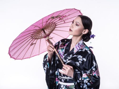 Fashion-Foto mit Yukata und schirm im Fotostudio