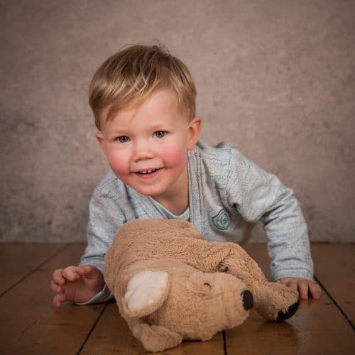 Foto von zweijährigem Jungen im Fotostudio