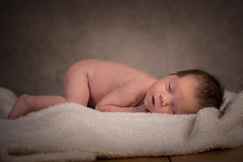 Foto von Neugeborenem Baby im Fotostudio