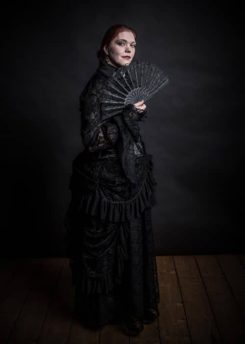 Frau in Kleidung der Viktorianischen Zeit