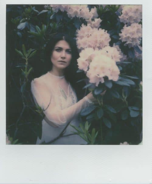 Frau vor Blühenden Busch in Polaroid aufgenommen
