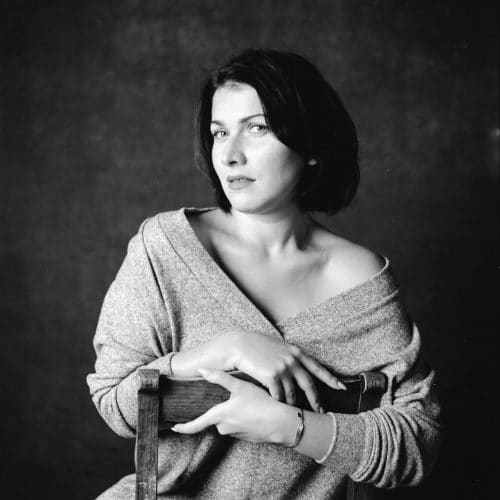 Sinnliches schwarz-weiß-Portrait einer Frau analog und im Fotostudio