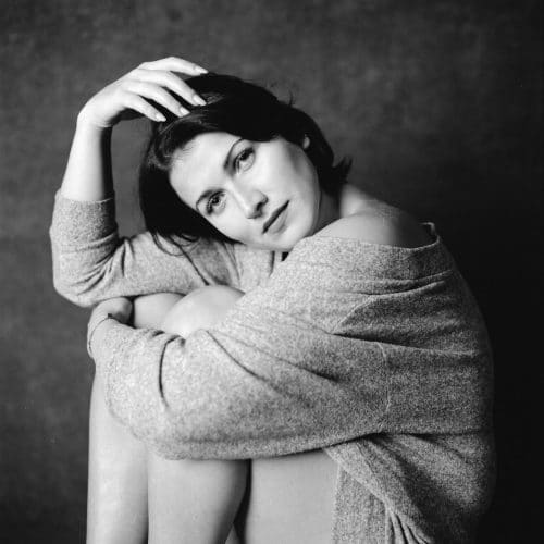 Sinnliches schwarz-weiß-Portrait einer Frau analog und im Fotostudio
