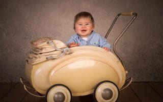 Babyfoto im Kinderwagen im Fotostudio