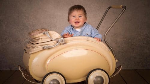 Baby in Kinderwagen im Fotostudio