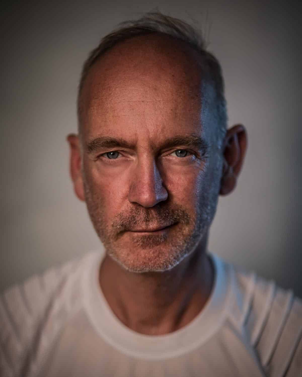 Portrait eines Mannes im Fotostudio