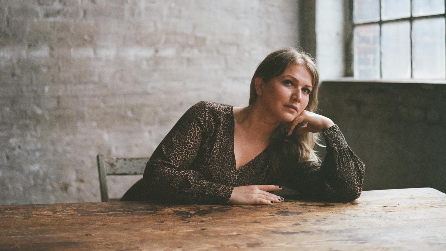 Frau in Fabrikhalle analog fotografiert