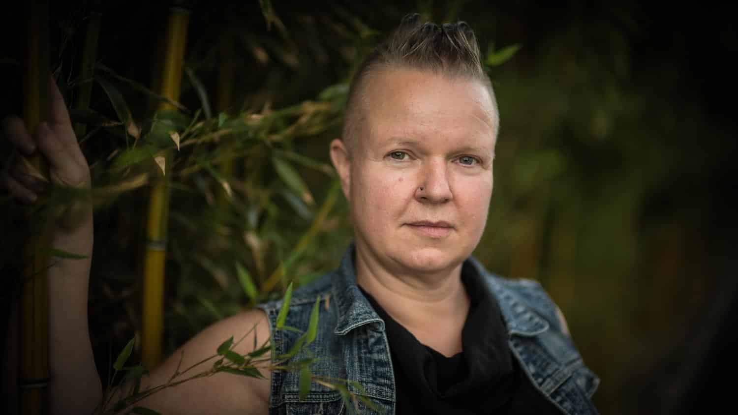 Portrait einer Frau auf der Straße