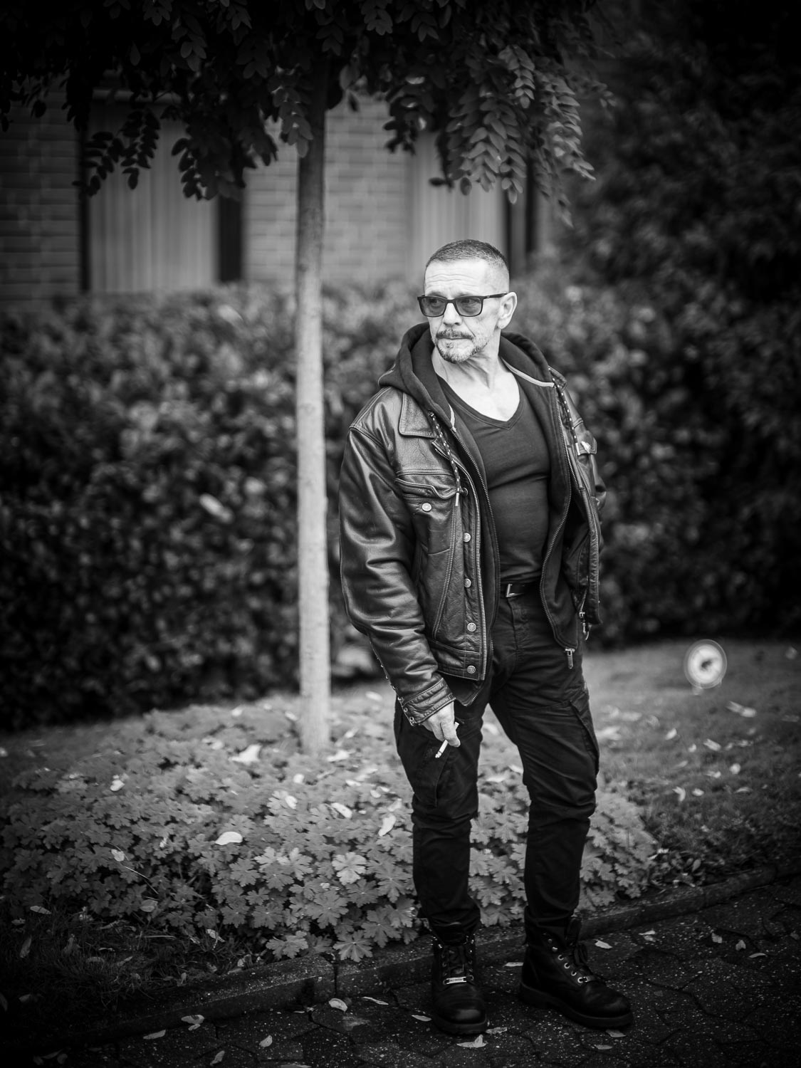 _TNF9716 Portrait eines Mannes auf der Straße