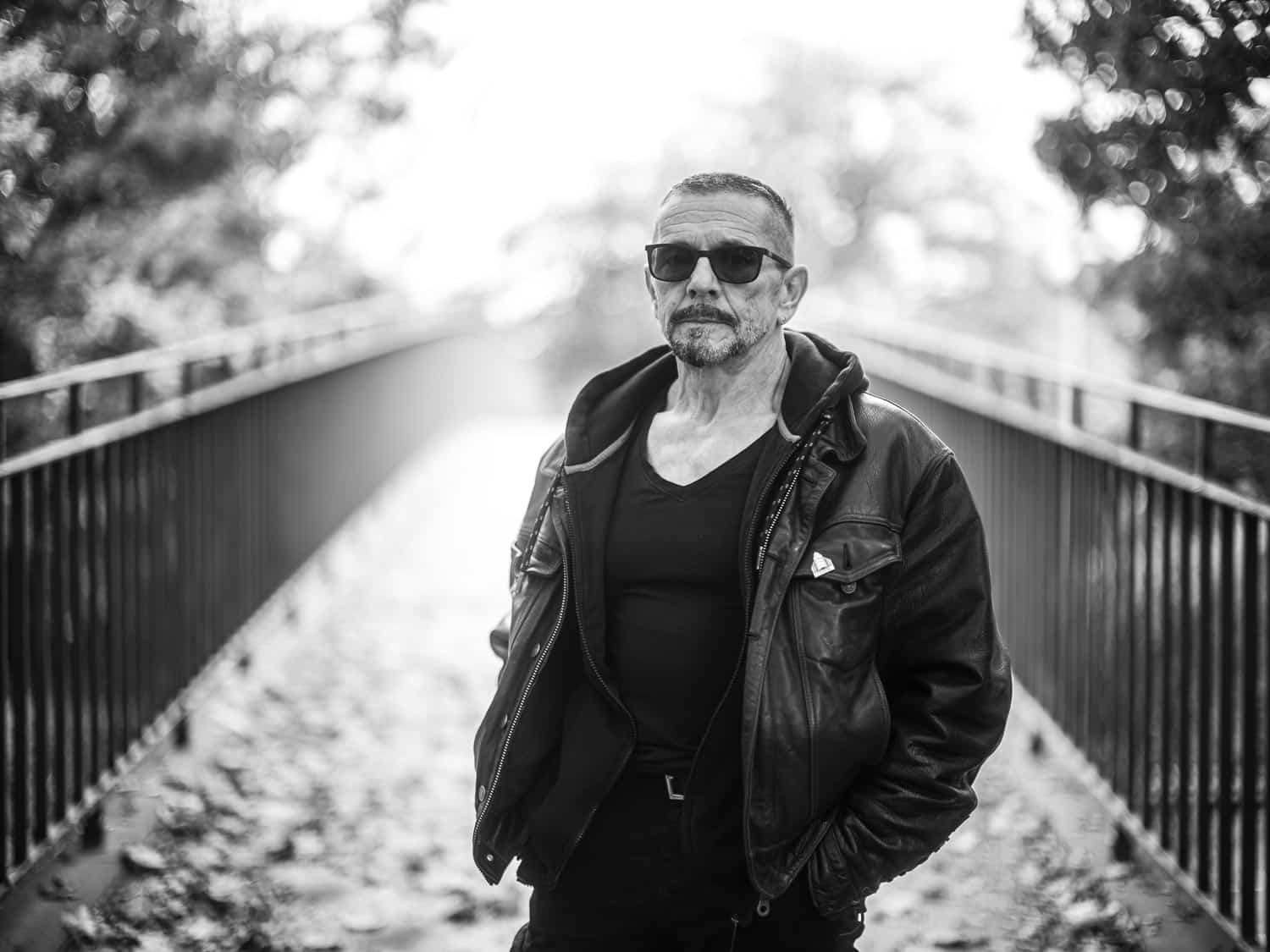 _TNF9720 Portrait eines Mannes auf der Straße