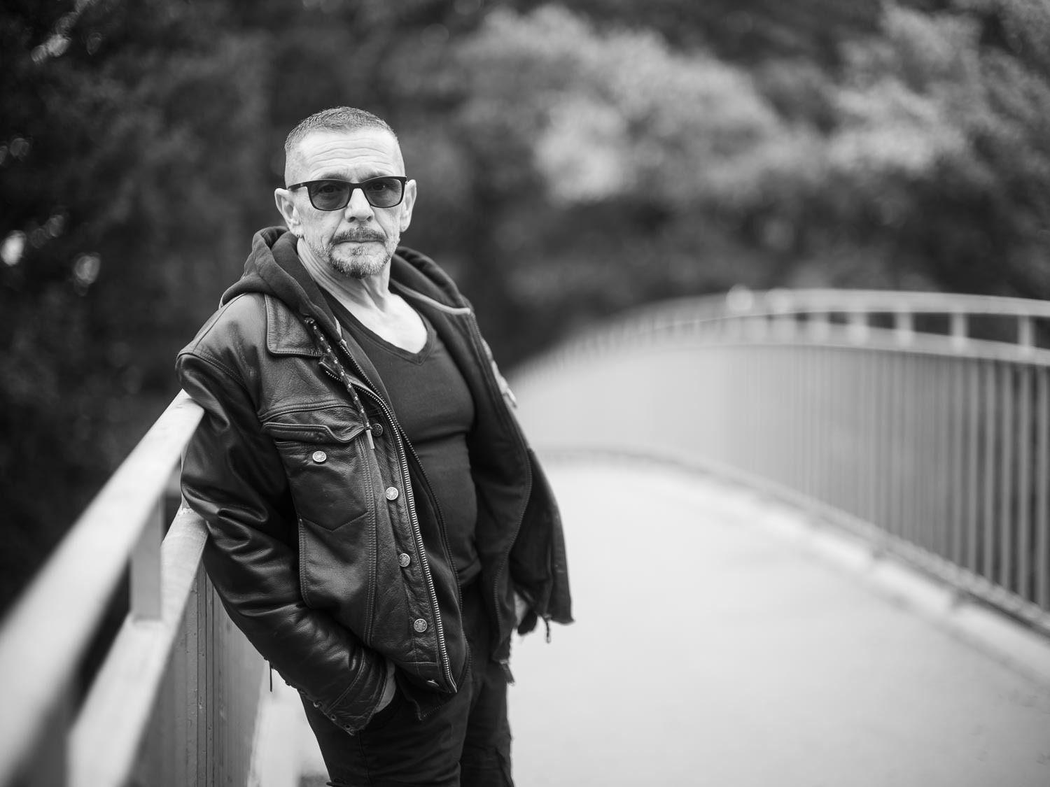 _TNF9724 Portrait eines Mannes auf der Straße