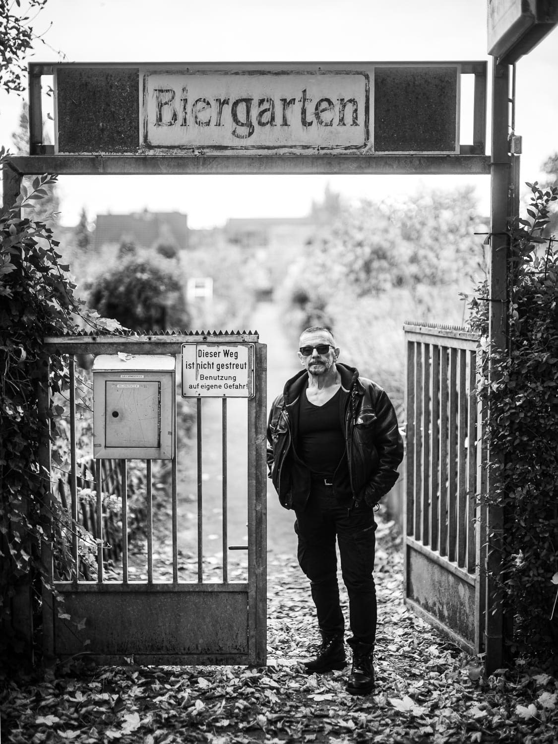 _TNF9725 Portrait eines Mannes auf der Straße