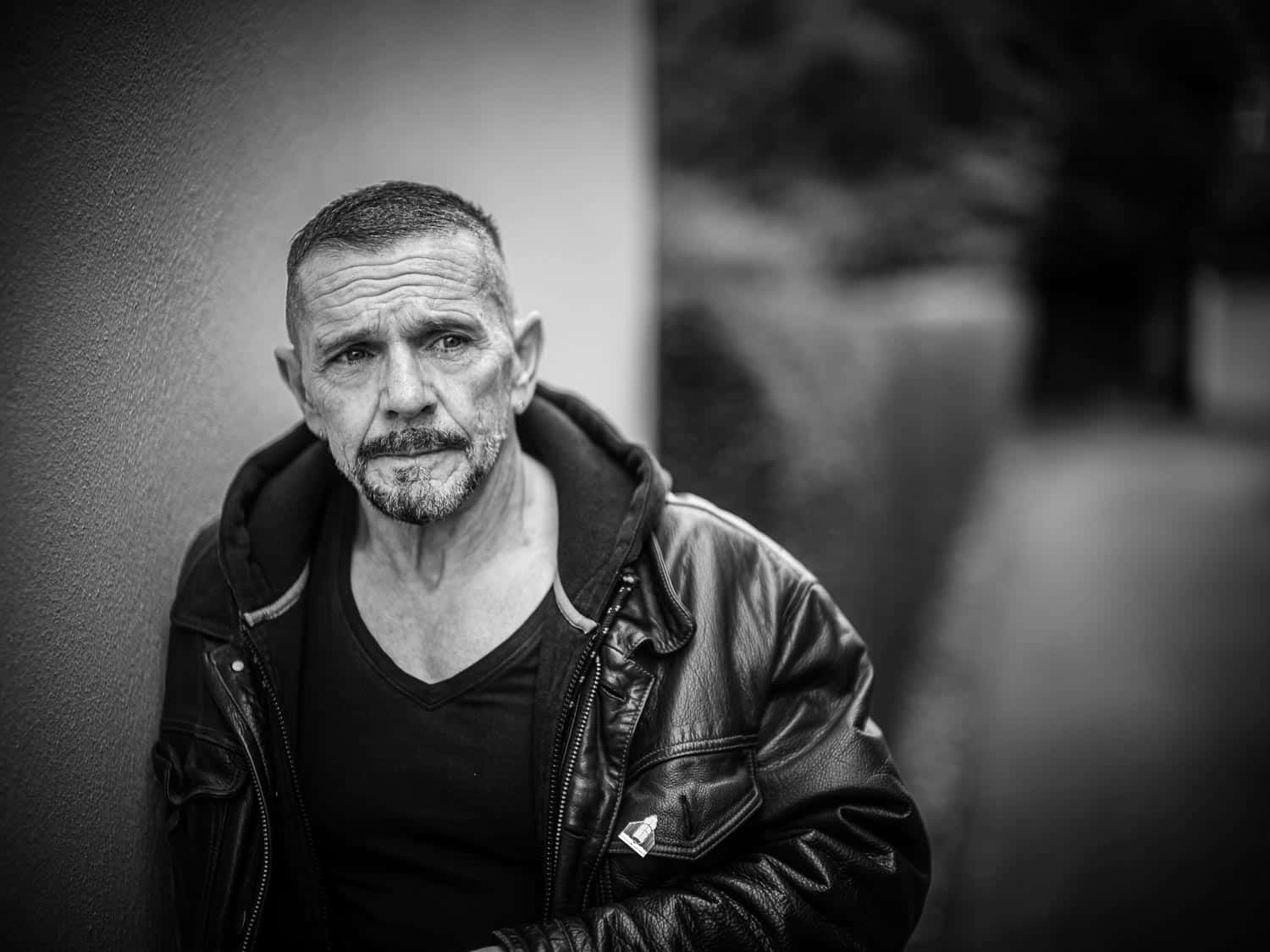 _TNF9754 Portrait eines Mannes auf der Straße